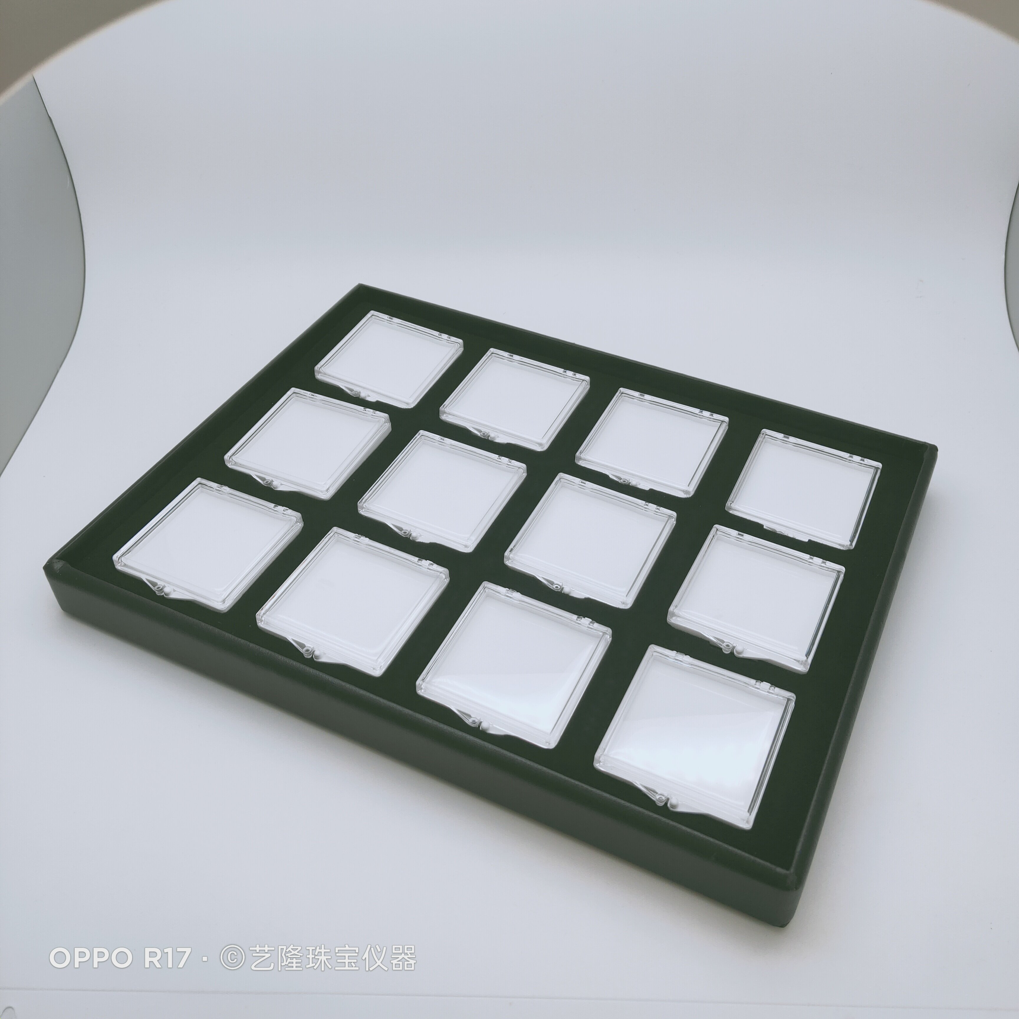 Adhesive-backed high-transparency display box small-grain colored gemstone portable carry-on bare stone colored diamond acrylic jewelry storage box