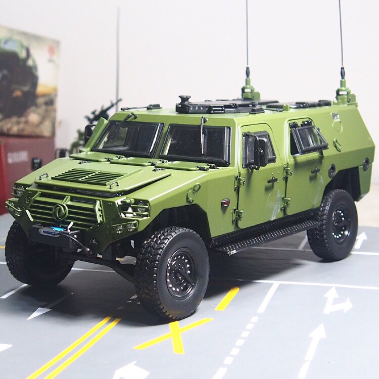 1:18 The original factory Dongfeng CSK131 second generation assault car model alloy simulation military photography props are sold