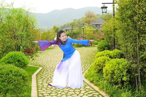 Летний спортивный костюм, белые штаны