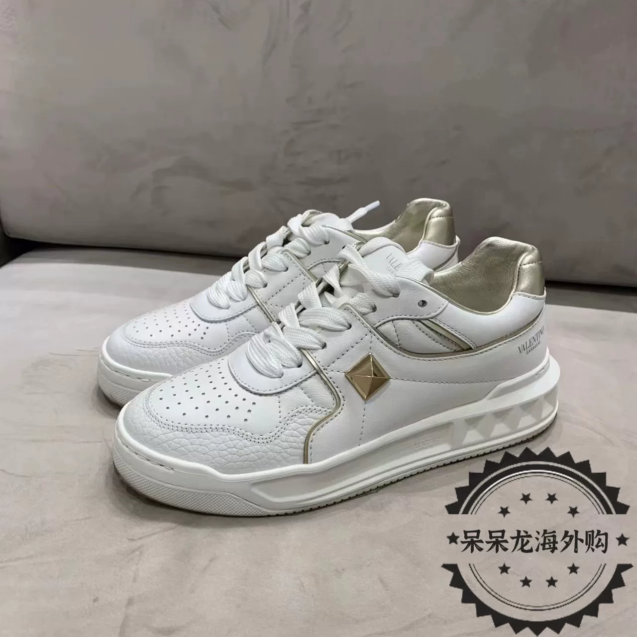 Кроссовки на шнуровке белые с боковым стальным заклепками Valentino/, повседневные кроссовки для мужчин и женщин