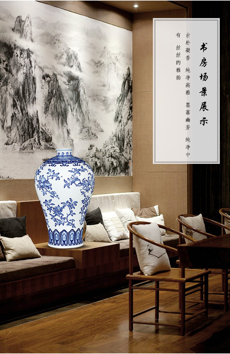 Jingdezhen ceramics live imitation of Chinese blue and white porcelain vase of emperor qianlong gift sitting room adornment is placed