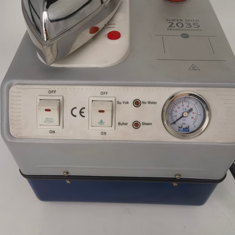 老式电熨斗:岁月中的多功能熨烫伙伴