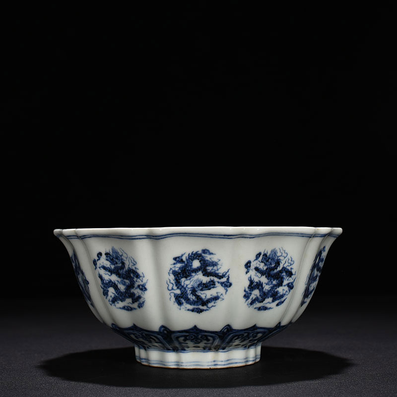 The Ming Xuan Deqing Flower Troupe Longgrain Emblem Anemone Bowl Mouth Bowl