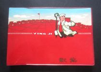 (The steelmaking worker held the Mao Elective Collection in front of his chest-a red flag inserted in the face of the earth)