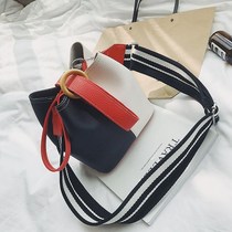 Shoulder strap female 2018 bag spring fashion wide wild Korean version crossbody bag bucket bag fashion wide new bag for women