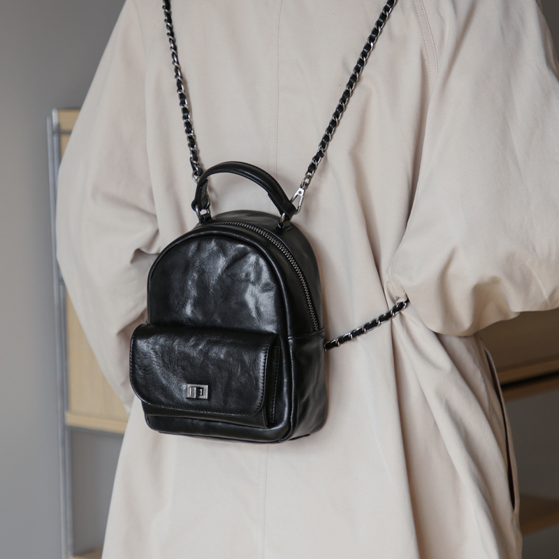 Vintage-Style Women's Backpack Made of Vegetable-Tanned First-Layer Cowhide Leather with Chain, Genuine Leather Small Backpack, Fashionable and Versatile Mini Bag