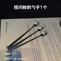 Горстка блестящей порошковой ложки