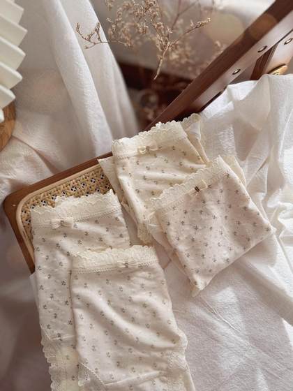 奶油芝士温柔碎花少女亲肤蕾丝边柔软0感裸肌中腰内裤女生纯棉裆