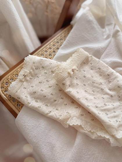 奶油芝士温柔碎花少女亲肤蕾丝边柔软0感裸肌中腰内裤女生纯棉裆