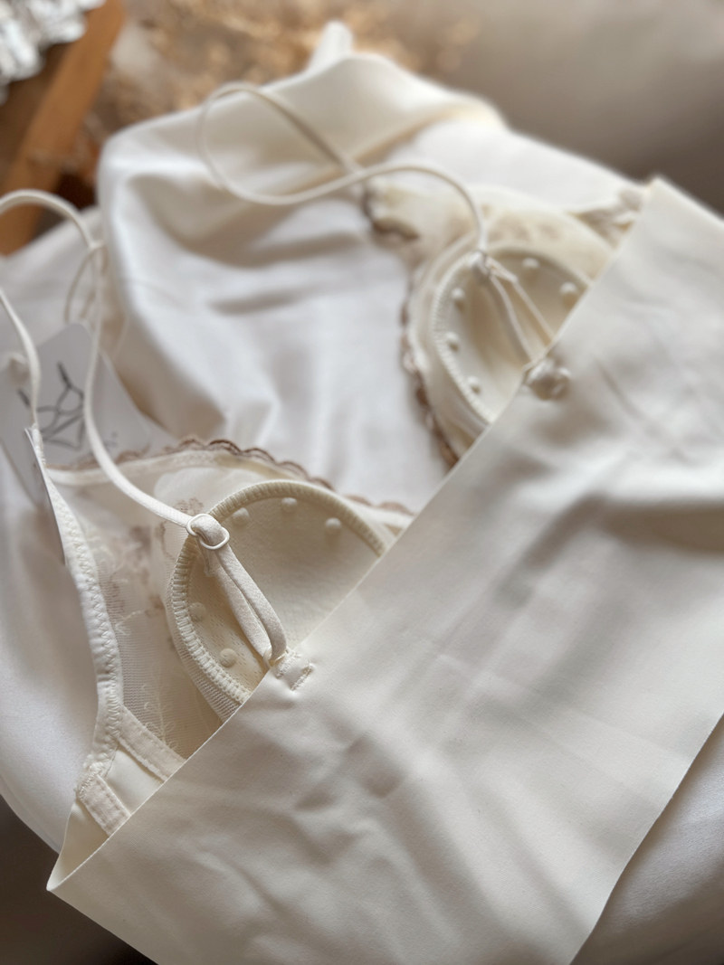 刺绣蕾丝法式内衣女士文胸无钢圈吊带胸垫兔耳朵内搭冰丝美背裹胸详情18