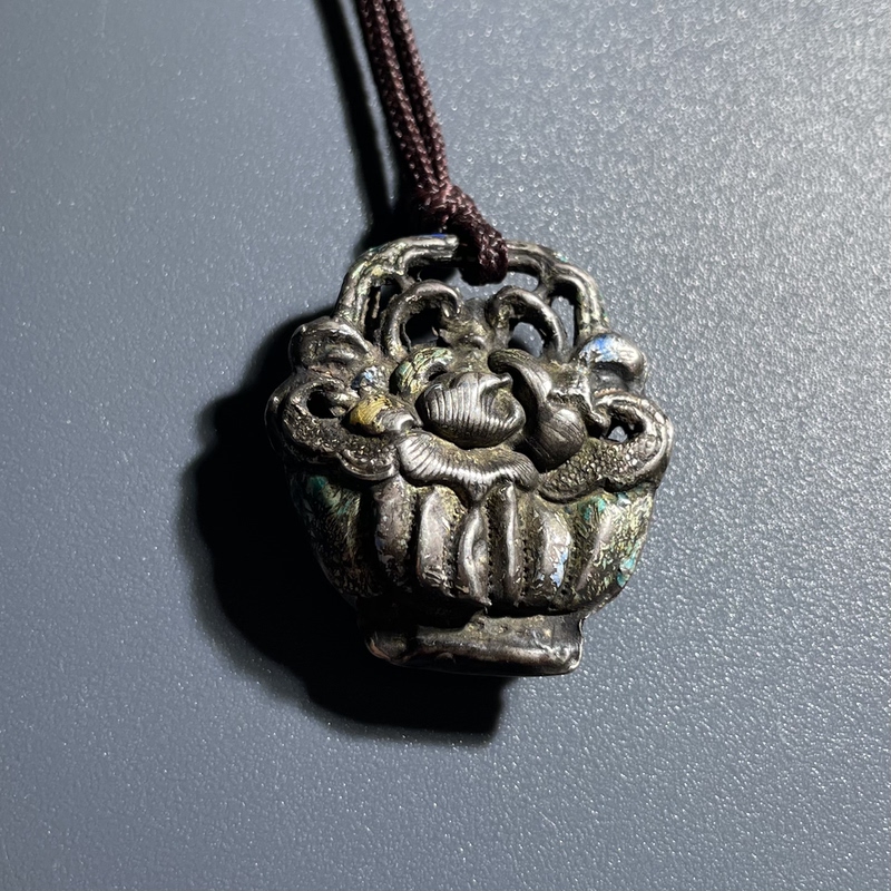 Authentic Old Silver Pendant with Qing Dynasty Craftsmanship, Featuring a Blue Enamel Process, Old Silverware, Silver Ornaments, Old Collectibles, Guaranteed Authenticity and Age