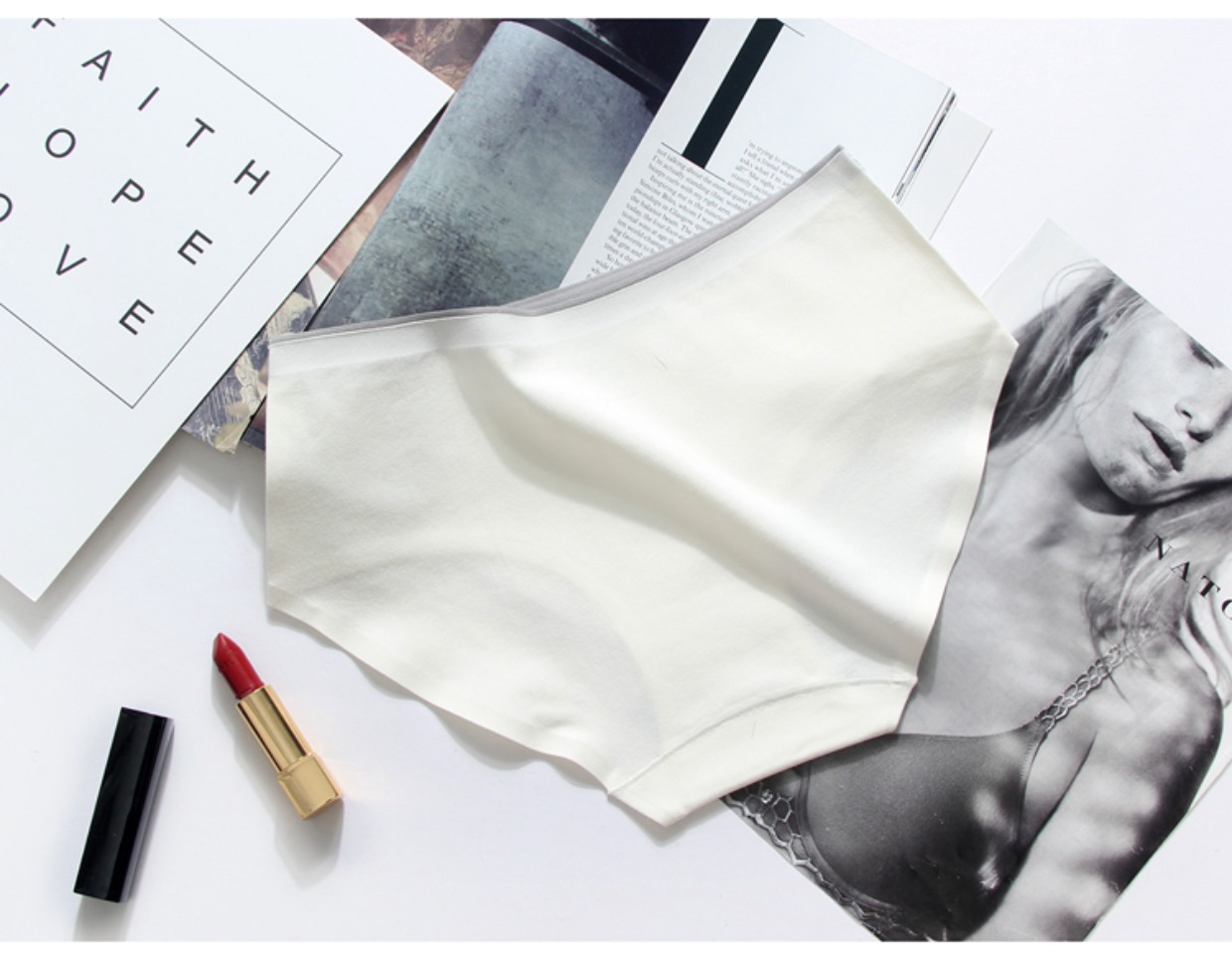 Quần lót nữ cotton mid-eo cotton cotton màu đen và trắng liền mạch một mảnh quần tam giác thoáng khí gợi cảm - Giống cái bikini đẹp