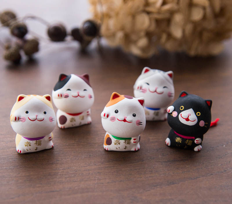 Spot : Kyoto imports Longhu as a pottery - raw cat for a fortune - hiring car load