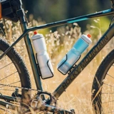 Новая американская полярная бутылка белого медведя, спортивная рука с холодной верховой ездой держит утечку -наряду с дороги.