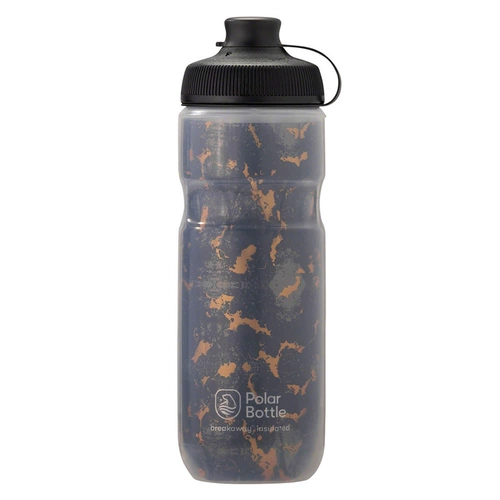 Новая американская полярная бутылка белого медведя, спортивная рука с холодной верховой ездой держит утечку -наряду с дороги.