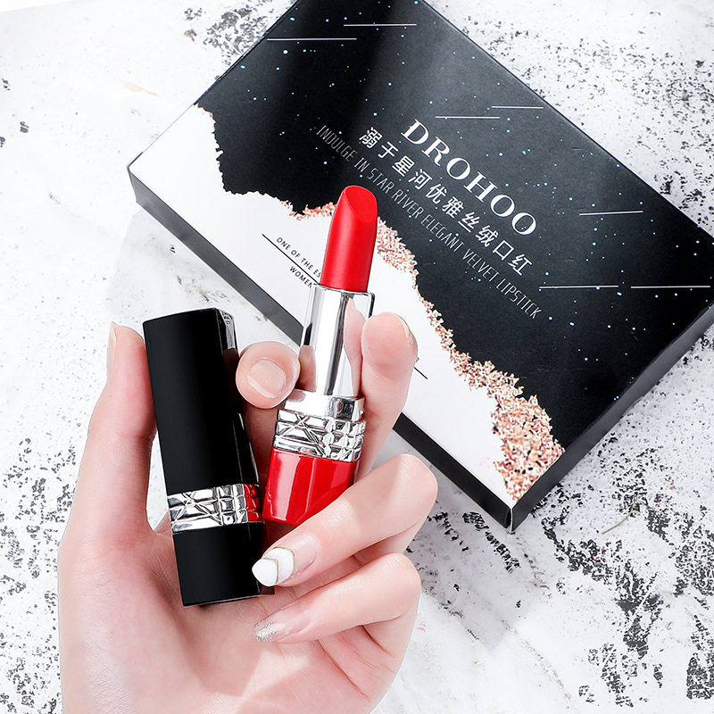 The same 999 Audi brand genuine middle and rear lipstick moisturizes and moisturizes for a long time, does not fade, does not touch the cup, does not decolorize