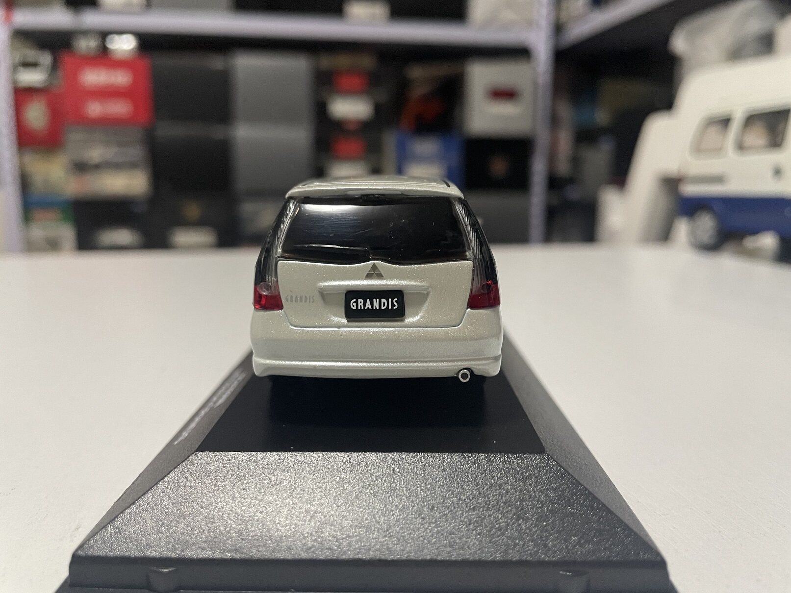 1:43 JC Mitsubishi Grundi GRANDIS 2003 MPV car model white model