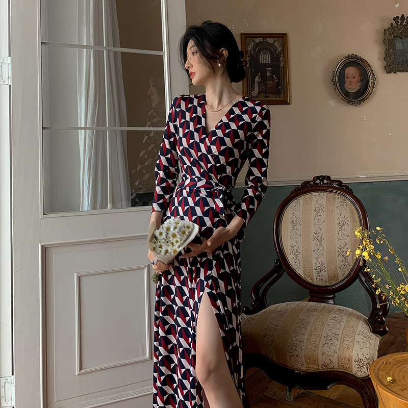 2022 Spring and summer new fame high - waist wearing skirt with skirt fork V - collar dress