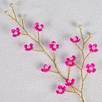 Розовые красные лепестки + бежевые бусы + 1 тыквенная ваза. Белый. Сделайте свой собственный