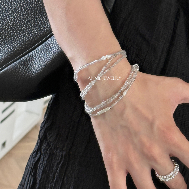 Annie Jewelry Has a Cool and Elegant Style, Featuring a Multi-Layered Bracelet Made of Pure Silver, Gray Moonlight White Crystal, and Pearls, Which Can Also Be Used as a Necklace