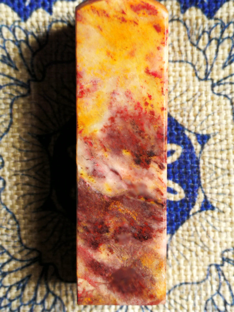 Natural Changhui chicken blood stamp (Hong Kong lung head) soft floor coloured coloured Balin Lao Lao field yellow stone