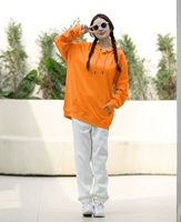 Оранжевые штаны, очки, носки