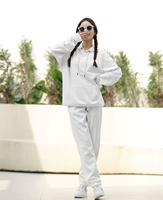 Белые штаны, очки, носки