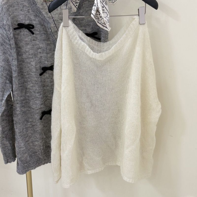 Plain White Crew Neck Sweater, Korean Style, Simple Design, Loose Fit, Slimming, Versatile Long-Sleeve Top Plain White Crew Neck Sweater, Korean Style, Simple Design, Loose Fit, Slimming, Versatile Long-Sleeve Top