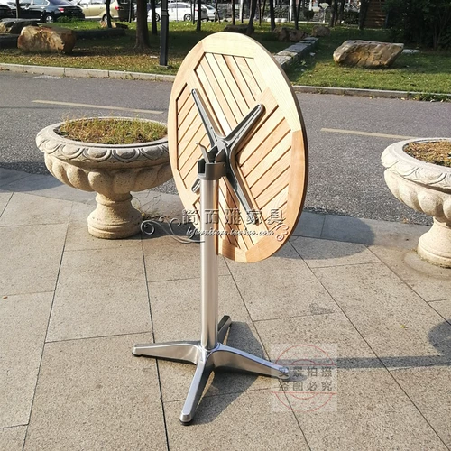 На открытом воздухе мебель для дворов маленький балковый бар на батонном столе просто