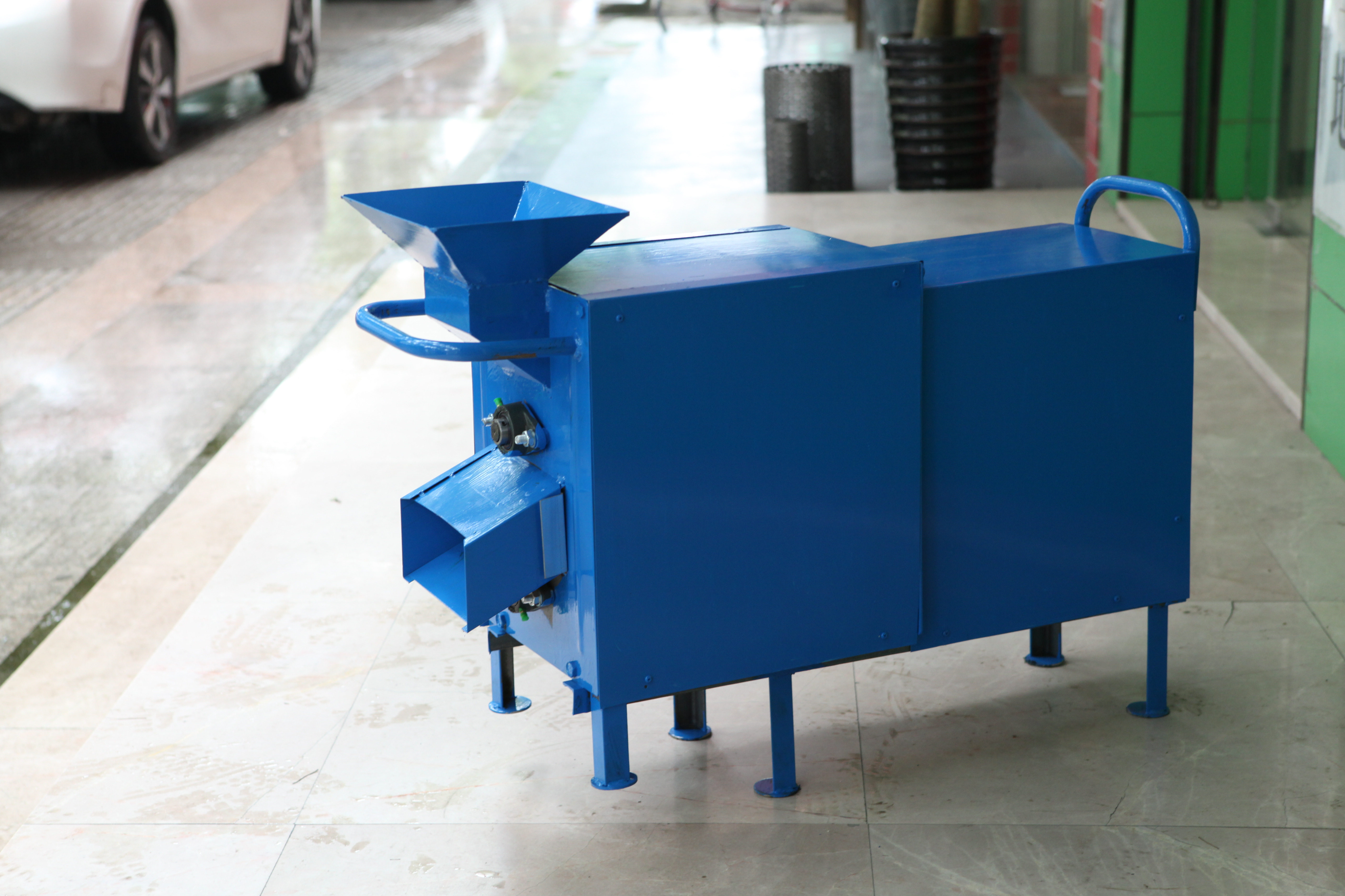 Large-scale snail cutting machine automatic snail cutting tail cutting machine field snail tail cutting machine one processing capacity of 20 catties