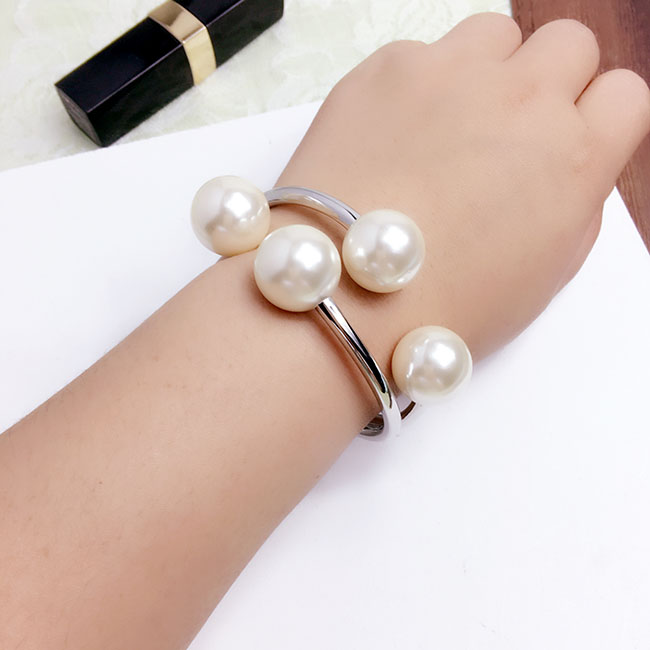 Big Pearl Fashion Tính cách hoang dã Vòng đeo tay lớn Kim loại Châu Âu và Mỹ Vòng đeo tay phóng đại Vòng tay áo len với trang trí đầu tiên Nữ vòng daniel wellington 