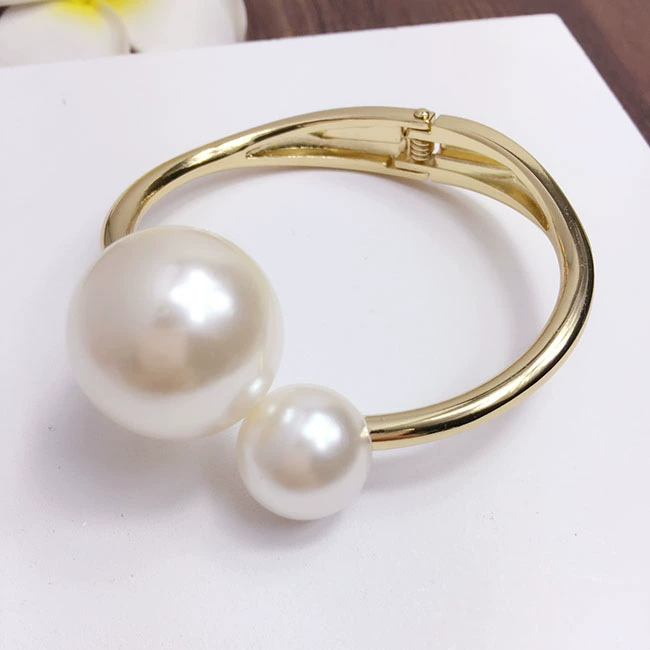 Big Pearl Fashion Tính cách hoang dã Vòng đeo tay lớn Kim loại Châu Âu và Mỹ Vòng đeo tay phóng đại Vòng tay áo len với trang trí đầu tiên Nữ tỳ hưu vàng