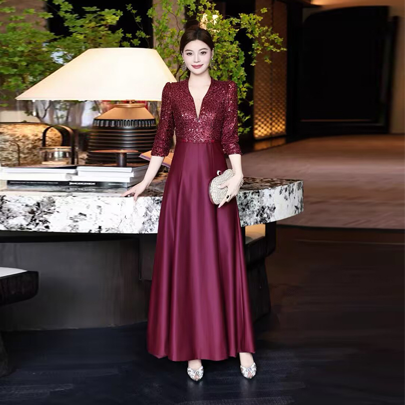Elegant and Noble V-Neck Sequin Mother-Of-The-Bride Dress, Long and Gorgeous, Slim-Fitting, Sparkling with Rhinestones, Suitable for Banquets