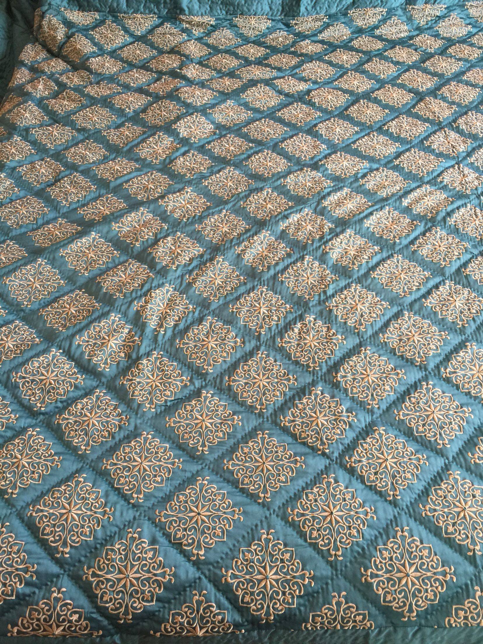 Best selling other European luxury heavyweight embroidery hand threading quilted bed cover oversized air conditioner quilt