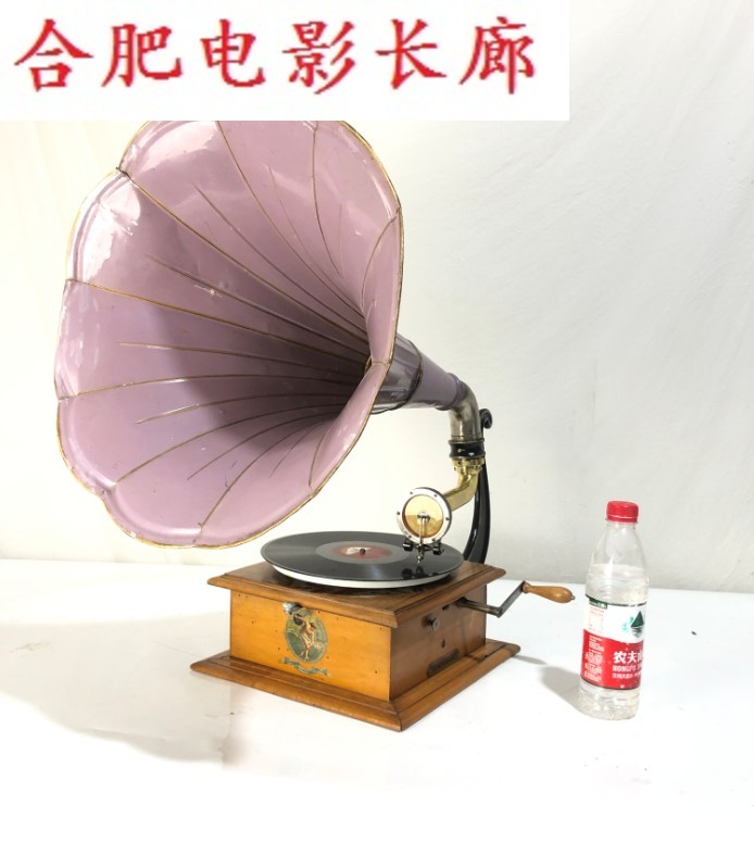 In the 1920s, French 100 generation PATHE handshakes the horn antique antique phonograph record