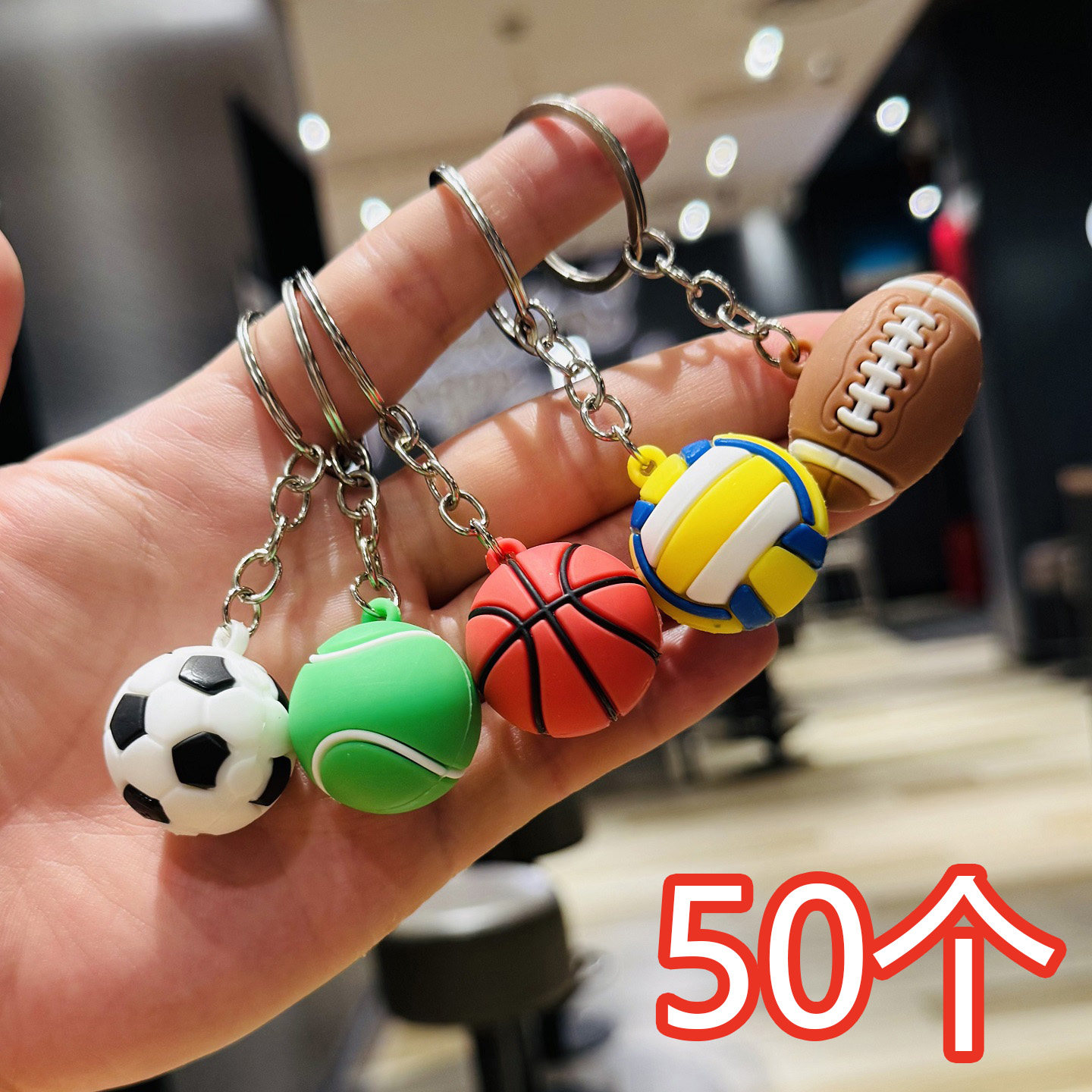 クリエイティブでリアルなバスケットボールとサッカーボールのキーホルダー、男の子用バックパックチャーム、新学期シーズンの幼稚園のアクティビティ賞品、小さなギフト