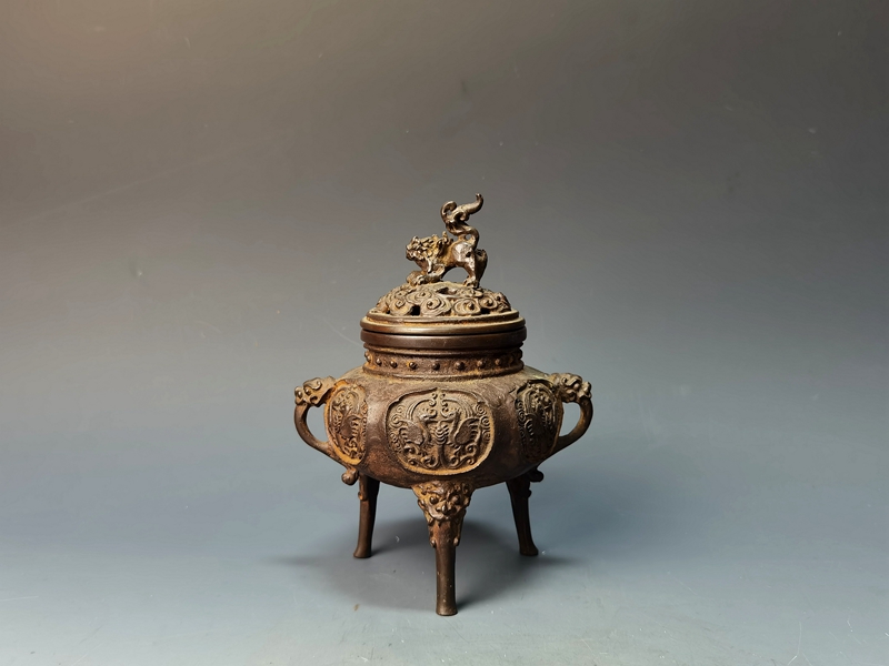 铜器  香炉  三足象耳三面狮头香炉 香道具  工艺品  美术品  摆件 古董文玩纯铜明清三足狮耳薰炉香炉家用盘香狮盖炉宣德炉老物件