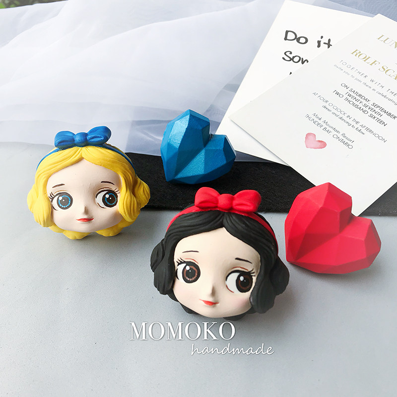 MOMOKO Customized Snow White Aromatherapy Plaster Car Car Perfume in Red Gift for Girls