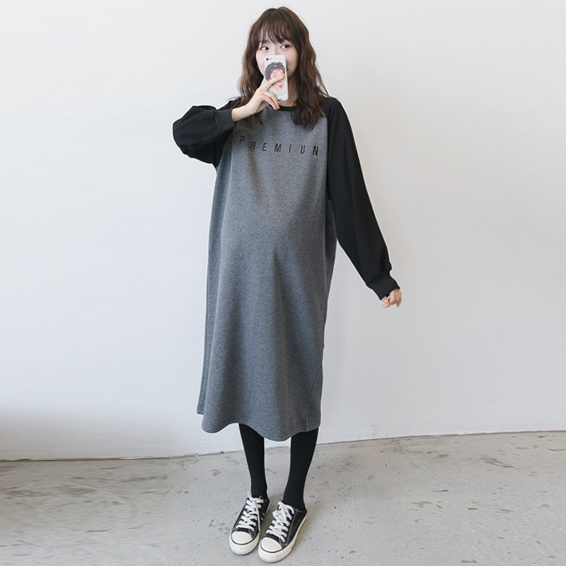 Long version of the pregnant woman's sweatshirt with a knee long sleeve foreign dress Korean version letter embroidered pregnant woman autumn and winter clothing 2021 new