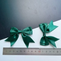 Темно-зеленый, около 7*6 см.