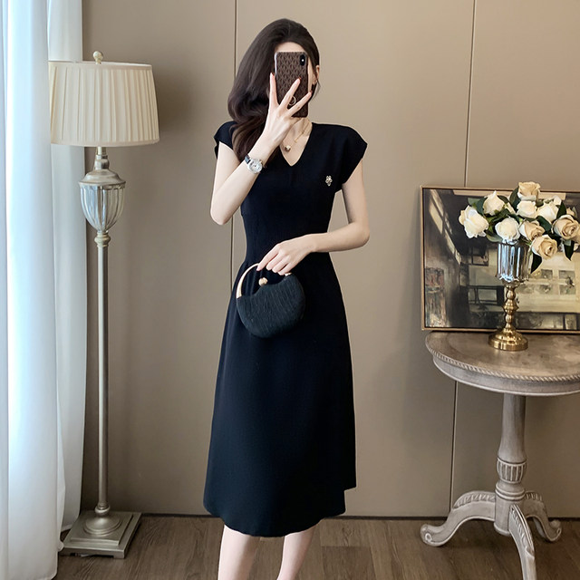 ລະດູຮ້ອນ 2024 Xiaoxiangfeng Ice Silk Knitted Dress Women's High Waist Slim Slim Over Knee Long Solid Color Casual Skirt