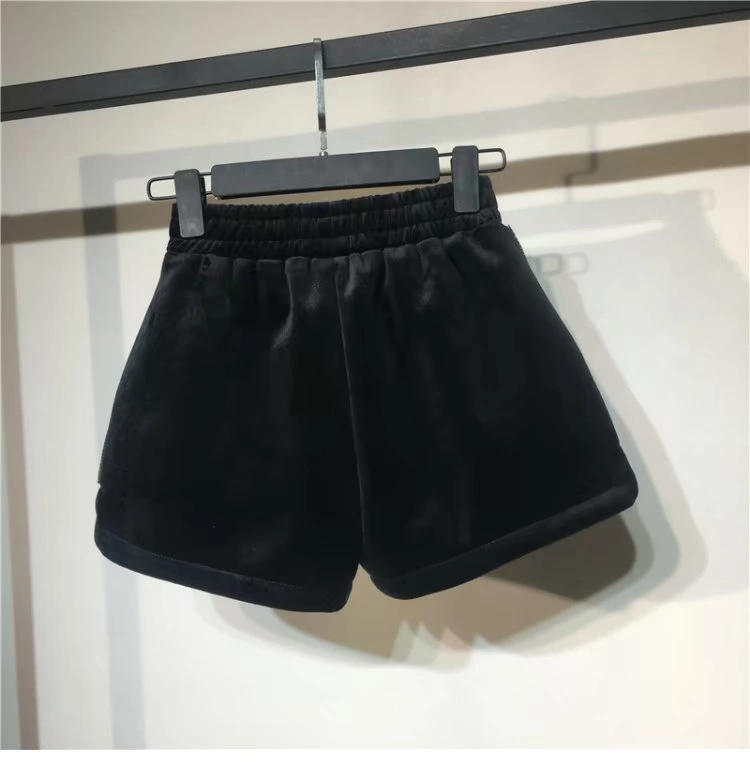 Phiên bản Hàn Quốc mát mẻ bên hông kim cương đen nhung quần short nữ mùa đông thun cao eo rộng rộng mỏng chân quần quần