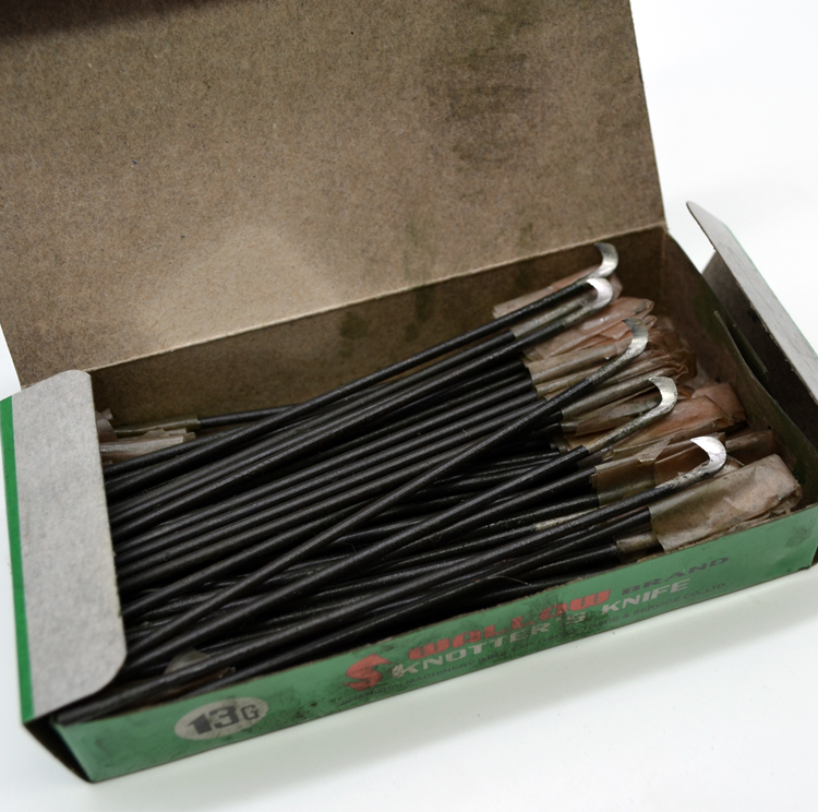 Special grade dry feather swanking card knotted knife 13G straight shank hook knife hook knife textile cut-yarn knife spinning sickle-free