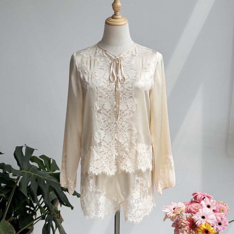 Just Like Your Gentle Nature, This High-End Satin Lace Silk Embroidered Round-Neck Long-Sleeve Shirt Is as Beautiful as a Flower