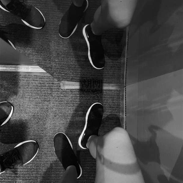 【Nike Free Rn Motion Black and White Socks Mid-Top Little Lu Bu Flywire Barefoot Running Shoes】 【Nike Free Rn Motion Black and White Socks Mid-Top Little Lu Bu Flywire Barefoot Running Shoes】