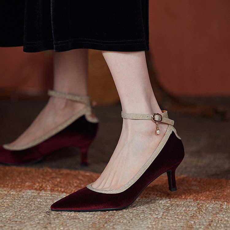 The goddess recommends @Givenivan leather velvet single shoes with color matching high heels flat heels and small pointed wedding shoes