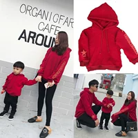 Áo lưới đỏ cha-con mùa đông 2018 mới cộng với áo len nhung cha mẹ trẻ em màu đỏ gia đình ba gói romper bé áo yếm gia đình