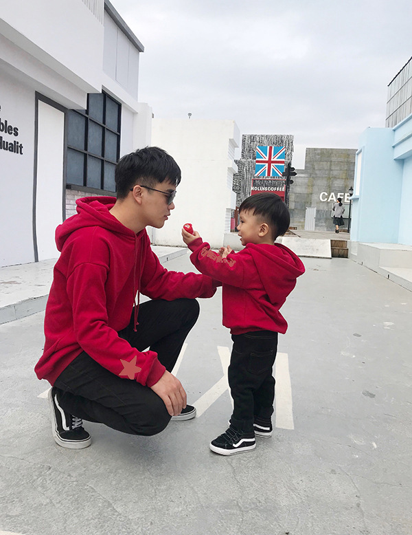 Áo lưới đỏ cha-con mùa đông 2018 mới cộng với áo len nhung cha mẹ trẻ em màu đỏ gia đình ba gói romper bé quần legging bé gái
