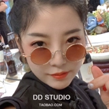 Брендовые ретро металлические красные солнцезащитные очки подходит для мужчин и женщин в стиле хип-хоп на солнечной энергии