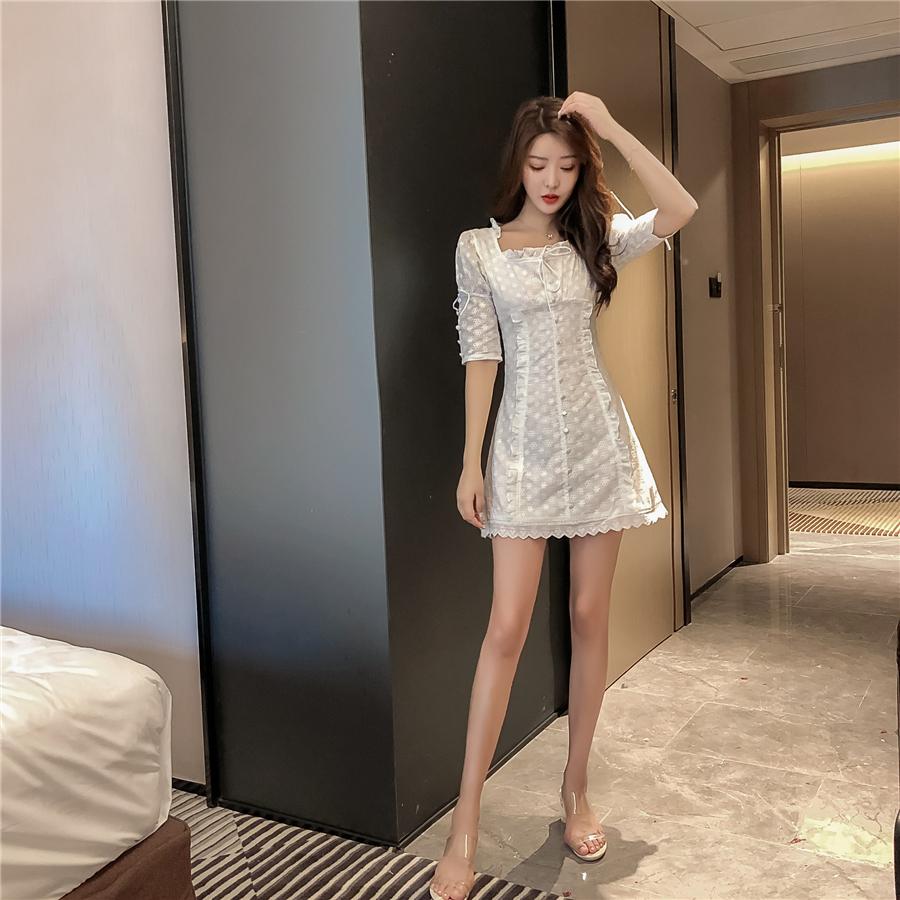 VK旗艦店 韓系修身單排釦鏤空花邊系帶白短袖洋裝